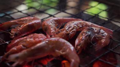 虾烧烤传统的炉子泰国海鲜菜单美味的味道泰国街食物菜单燃烧木炭热火焰下面热菜单好野餐时间慢运动